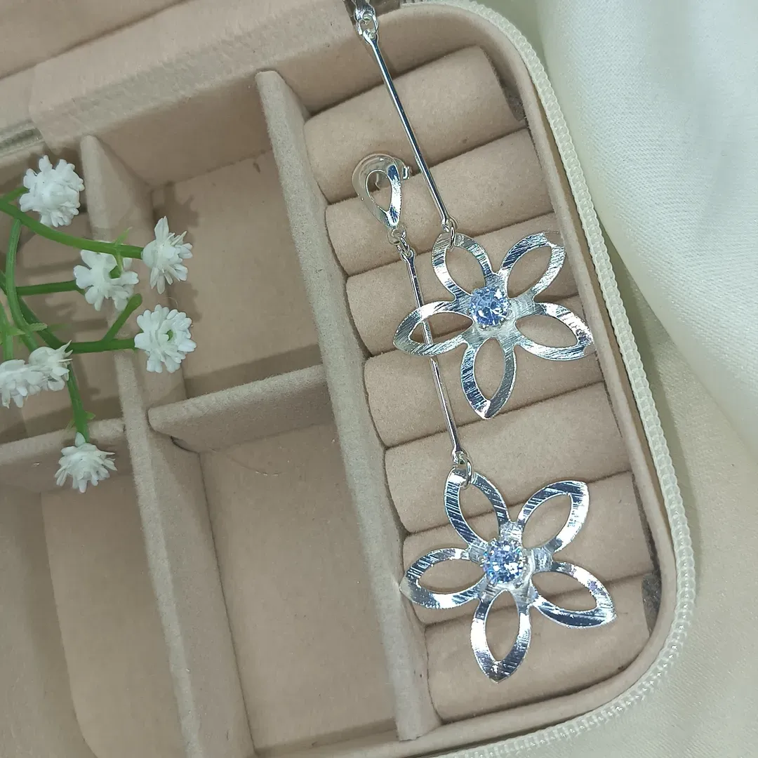 Brinco Flor Vazada Com Zirconia em Cristal Banhado a Prata