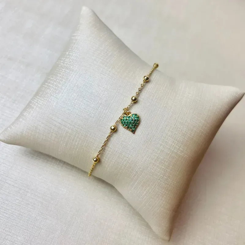 Pulseira de Bolinhas com Coração Cravejado Verde  Banhado a Ouro